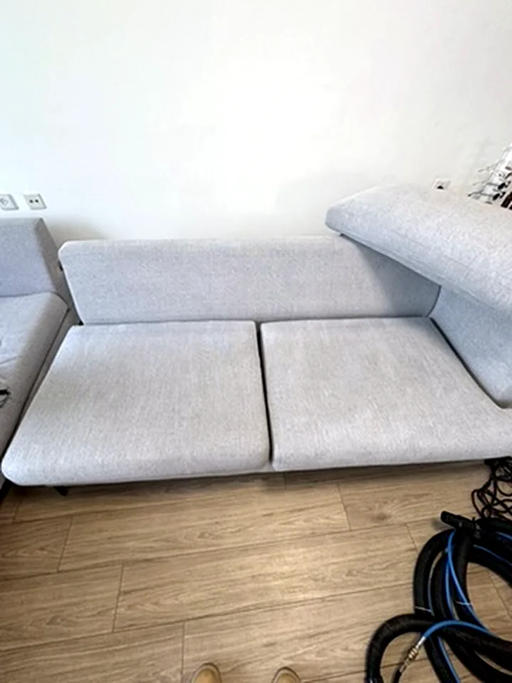 אותה ספה אחרי ניקוי לכתמי ישיבה
